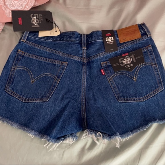 NWT LEVI MID RISE 501 SHORTS - Picture 3 of 6
